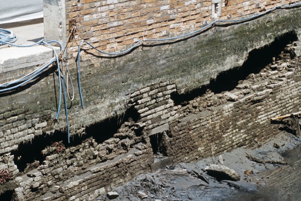 Rio di Santa Marina, July 1999.  The disintegrating action of the water, in some cases, completely dismantles the embankment wall, creating large cavities in the structural part. 